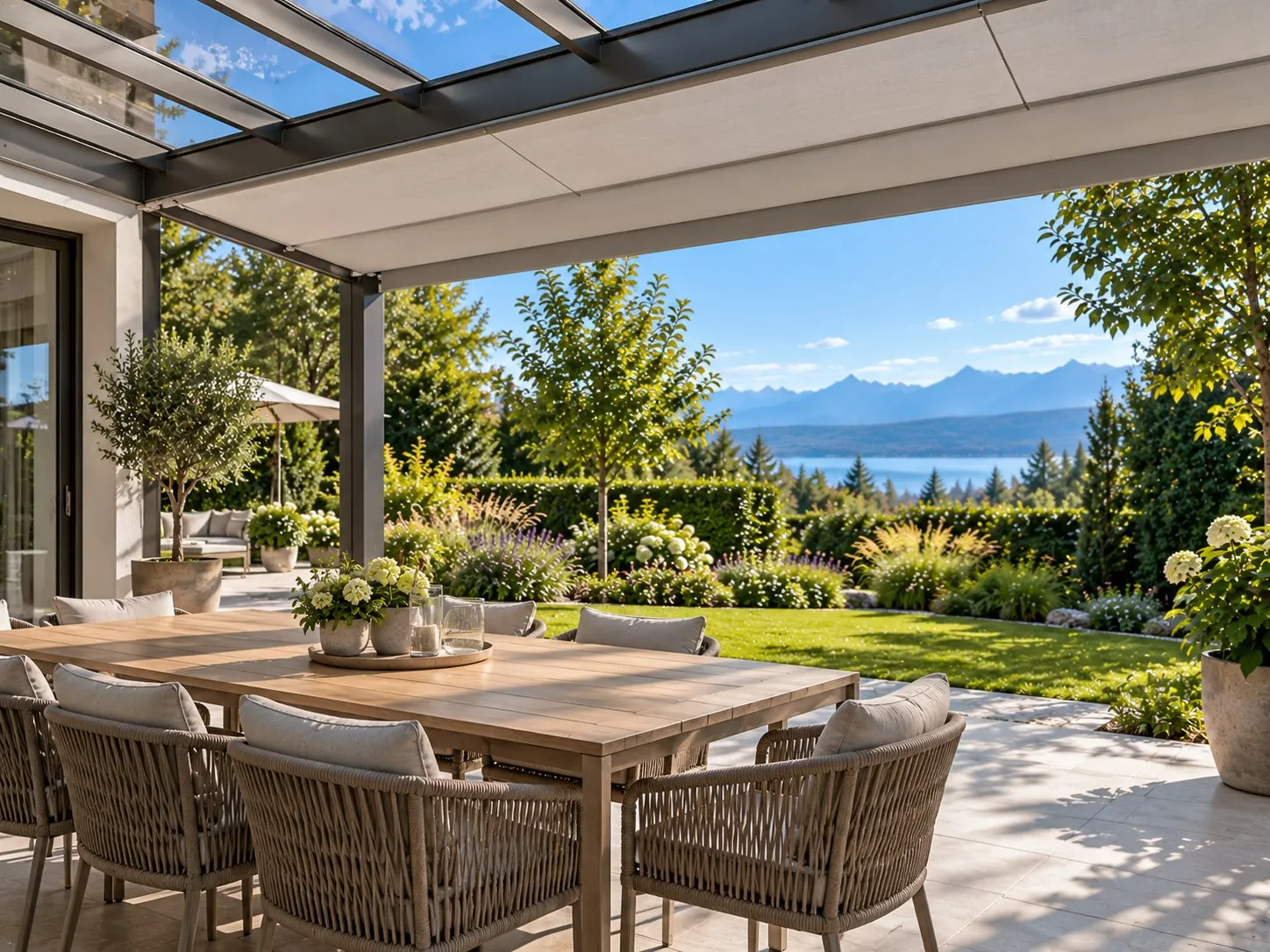 Terrassendach aus Glas mit hellgrauer Markise darunter, Esstisch mit Stühlen, Blick auf See und Berge